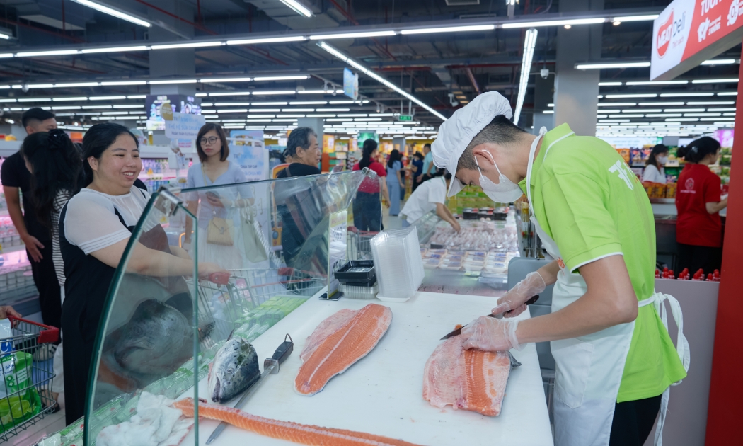 Cá hồi tươi ngon tại siêu thị WinMart.
