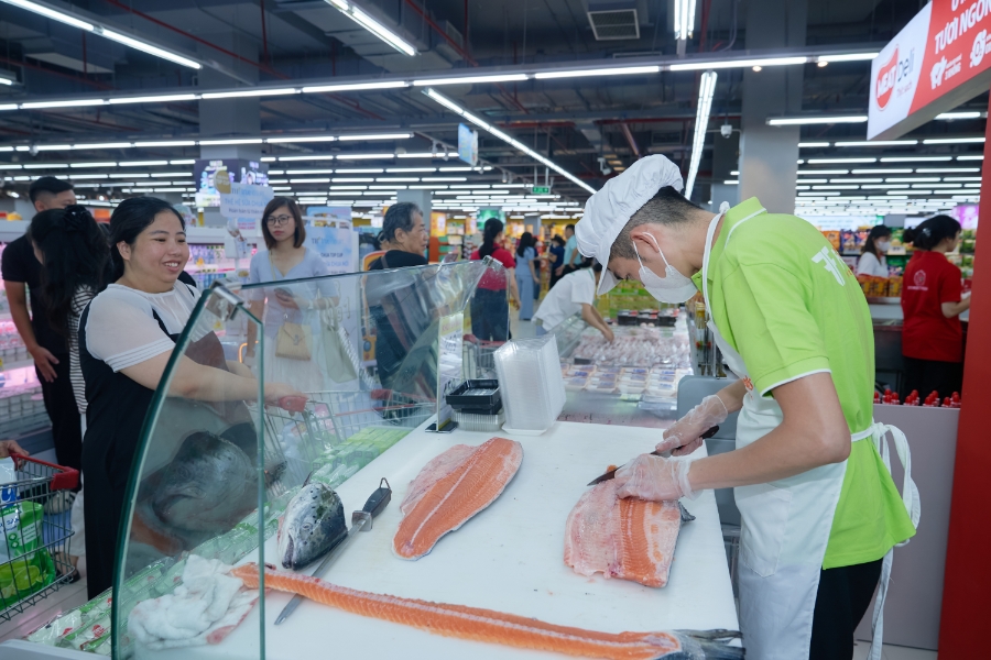 Cá hồi tươi ngon tại siêu thị WinMart.