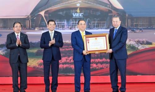 Vingroup vinh dự đón nhận Huân chương lao động hạng Nhất