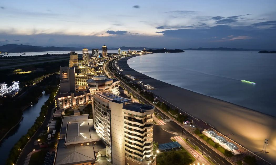 Đường bờ biển của khu nghỉ dưỡng Wonsan Kalma, Triều Tiên.