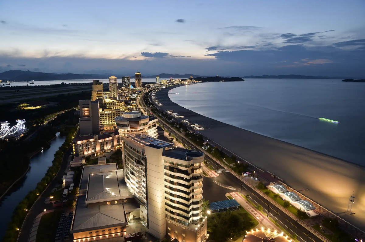 Đường bờ biển của khu nghỉ dưỡng Wonsan Kalma, Triều Tiên.