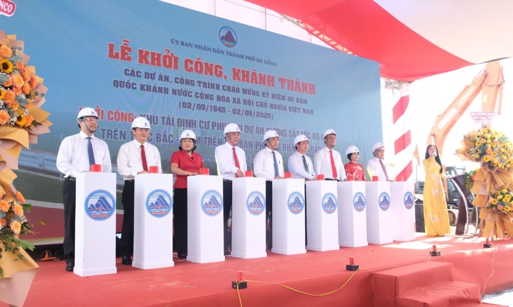 Lãnh đạo TP. Đà Nẵng và phường Điện Bàn Bắc bấm nút khởi công công trình khu tái định cư.