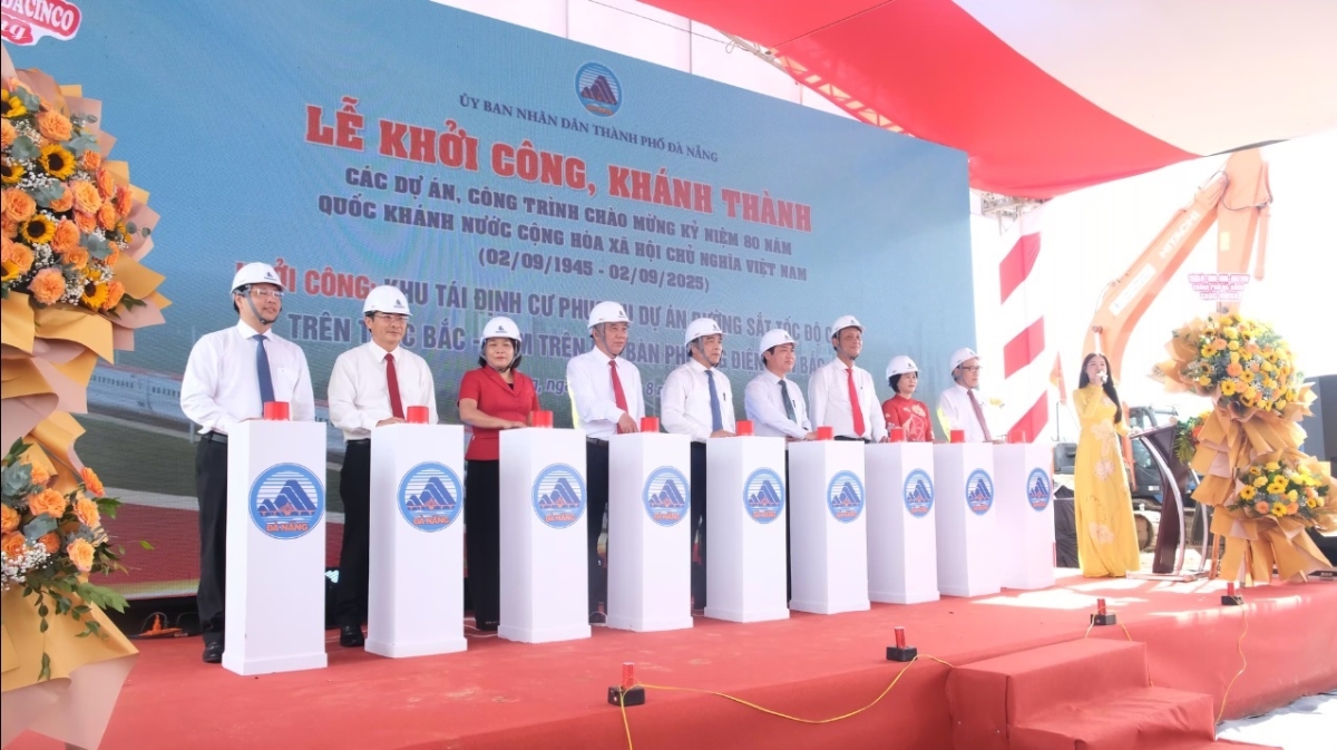 Lãnh đạo TP. Đà Nẵng và phường Điện Bàn Bắc bấm nút khởi công công trình khu tái định cư.