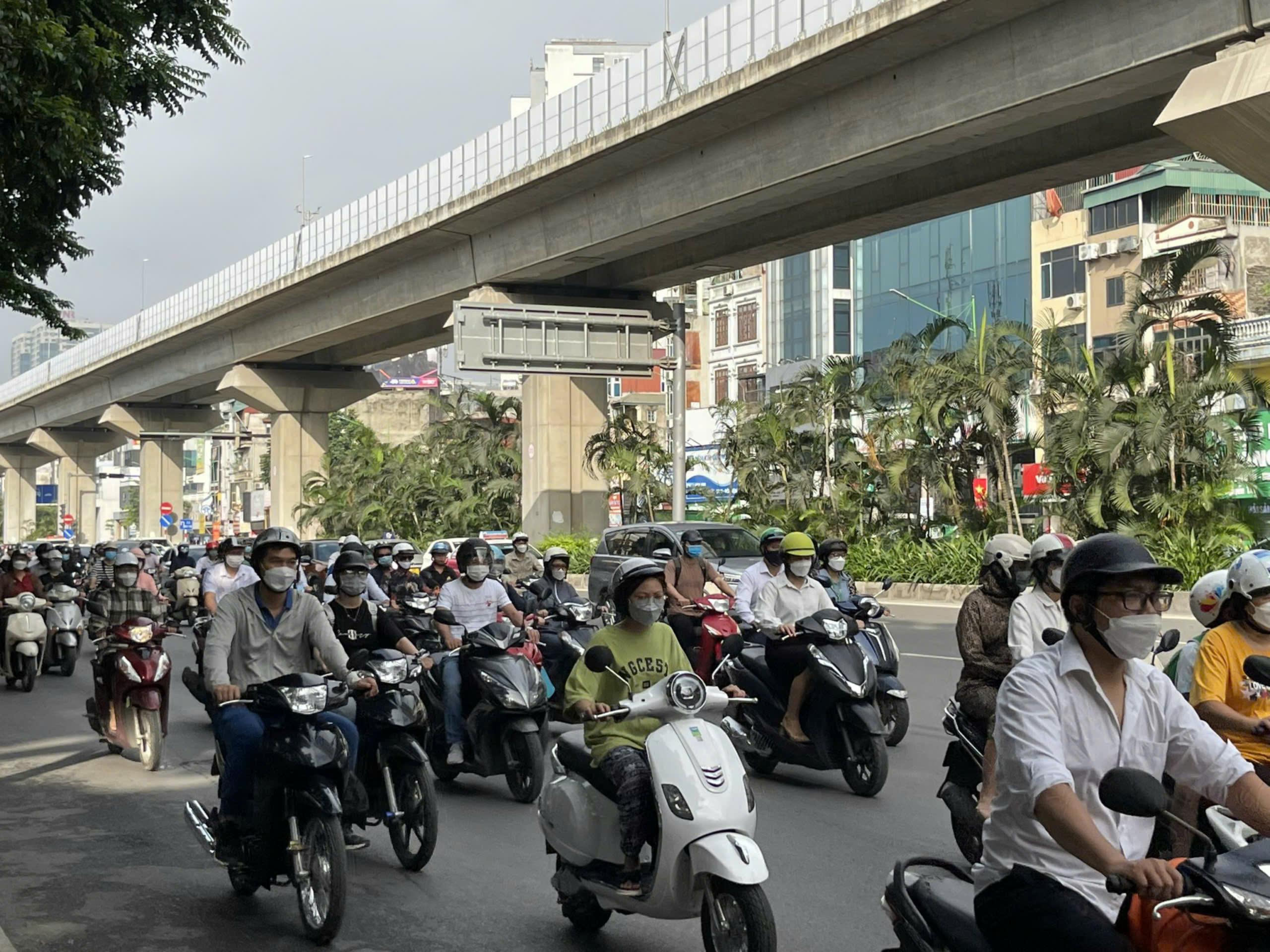 <i>Trong lộ trình hướng tới Net Zero 2050 của Việt Nam, Hà Nội và TP.HCM hiện đang là hai địa phương đóng vai trò tiên phong trong việc xây dựng lộ trình hạn chế và tiến tới cấm xe máy xăng ở các khu vực trung tâm.</i>