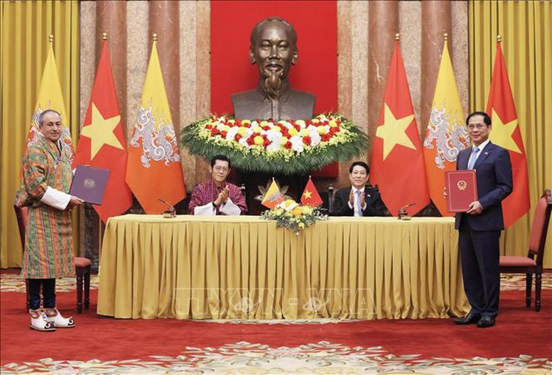 Chủ tịch nước Lương Cường và Quốc vương Bhutan Jigme Khesar Namgyel Wangchuck chứng kiến ký Bản ghi nhớ về Khuôn khổ hợp tác giữa Chính phủ hai nước. Ảnh: TTXVN