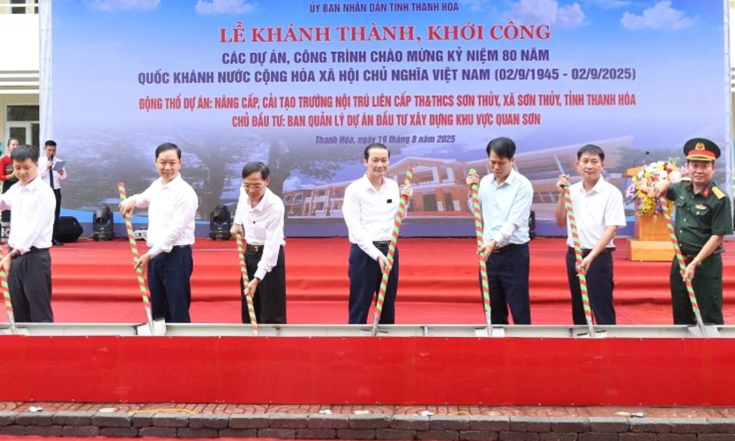 Các đại biểu thực hiện nghi thức động thổ dự án nâng cấp, cải tạo Trường Nội trú liên cấp tiểu học – THCS Sơn Thủy