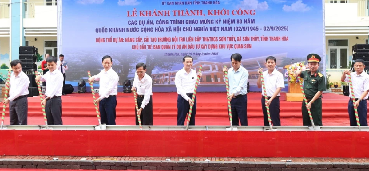 Các đại biểu thực hiện nghi thức động thổ dự án nâng cấp, cải tạo Trường Nội trú liên cấp tiểu học – THCS Sơn Thủy