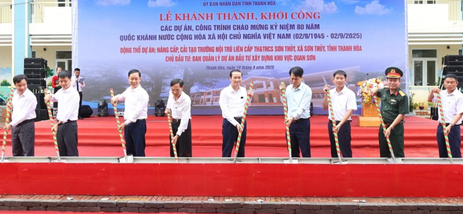 Các đại biểu thực hiện nghi thức động thổ dự án nâng cấp, cải tạo Trường Nội trú liên cấp tiểu học – THCS Sơn Thủy