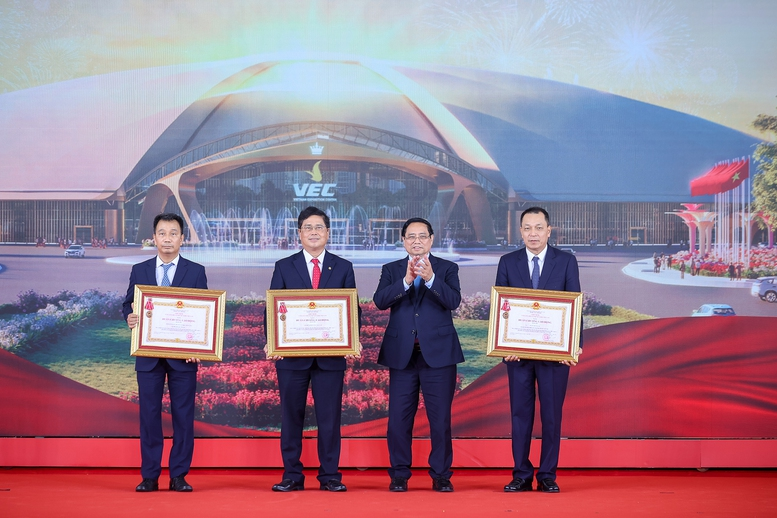 Thủ tướng Phạm Minh Chính, thay mặt lãnh đạo Đảng, Nhà nước trao tặng Huân chương Lao động hạng Ba cho Tập đoàn Điện lực Việt Nam, Tổng Công ty truyền tải điện quốc gia (Tập đoàn Điện lực Việt Nam) và ông Đặng Hoàng An, Chủ tịch Hội đồng thành viên Tập đoàn Điện lực Việt Nam - Ảnh: VGP/Nhật Bắc