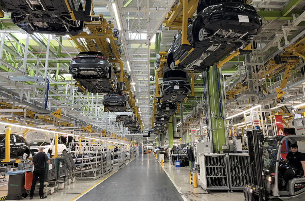 Trong một nhà máy sản xuất ô tô của Mercedes-Benz ở Đức - Ảnh: Reuters.