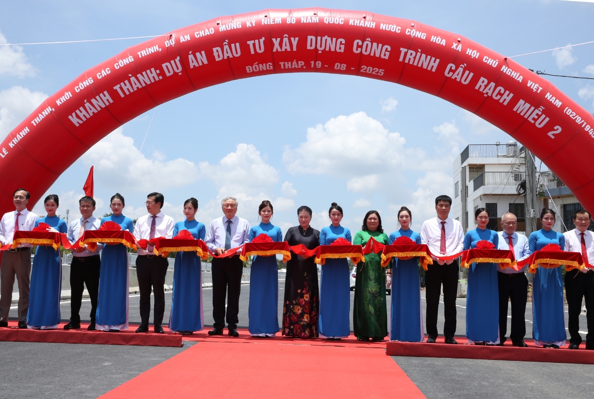 Nguyên Chủ tịch Quốc hội Nguyễn Thị Kim Ngân, Phó Thủ tướng Thường trực Chính phủ Nguyễn Hòa Bình cùng các đại biểu cắt băng lễ khánh thành dự án cầu Rạch Miễu 2 vượt sông Tiền nối Đồng Tháp với Vĩnh Long - Ảnh: VGP/Nguyễn Hoàng.