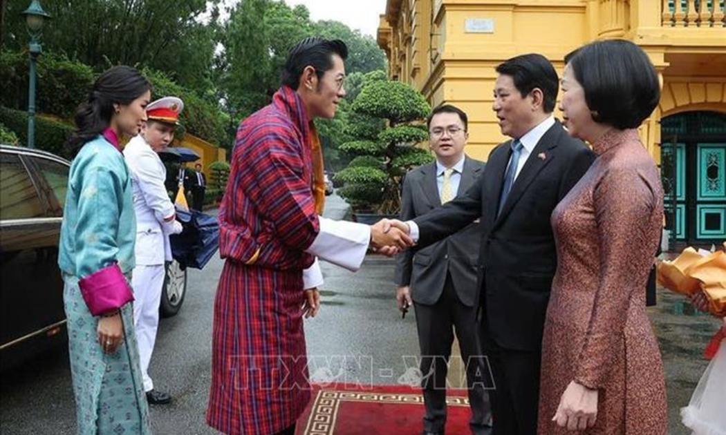 Chủ tịch nước Lương Cường và Phu nhân Nguyễn Thị Minh Nguyệt đón Quốc vương Bhutan Jigme Khesar Namgyel Wangchuck và Hoàng hậu Jetsun Pema. Ảnh: TTXVN