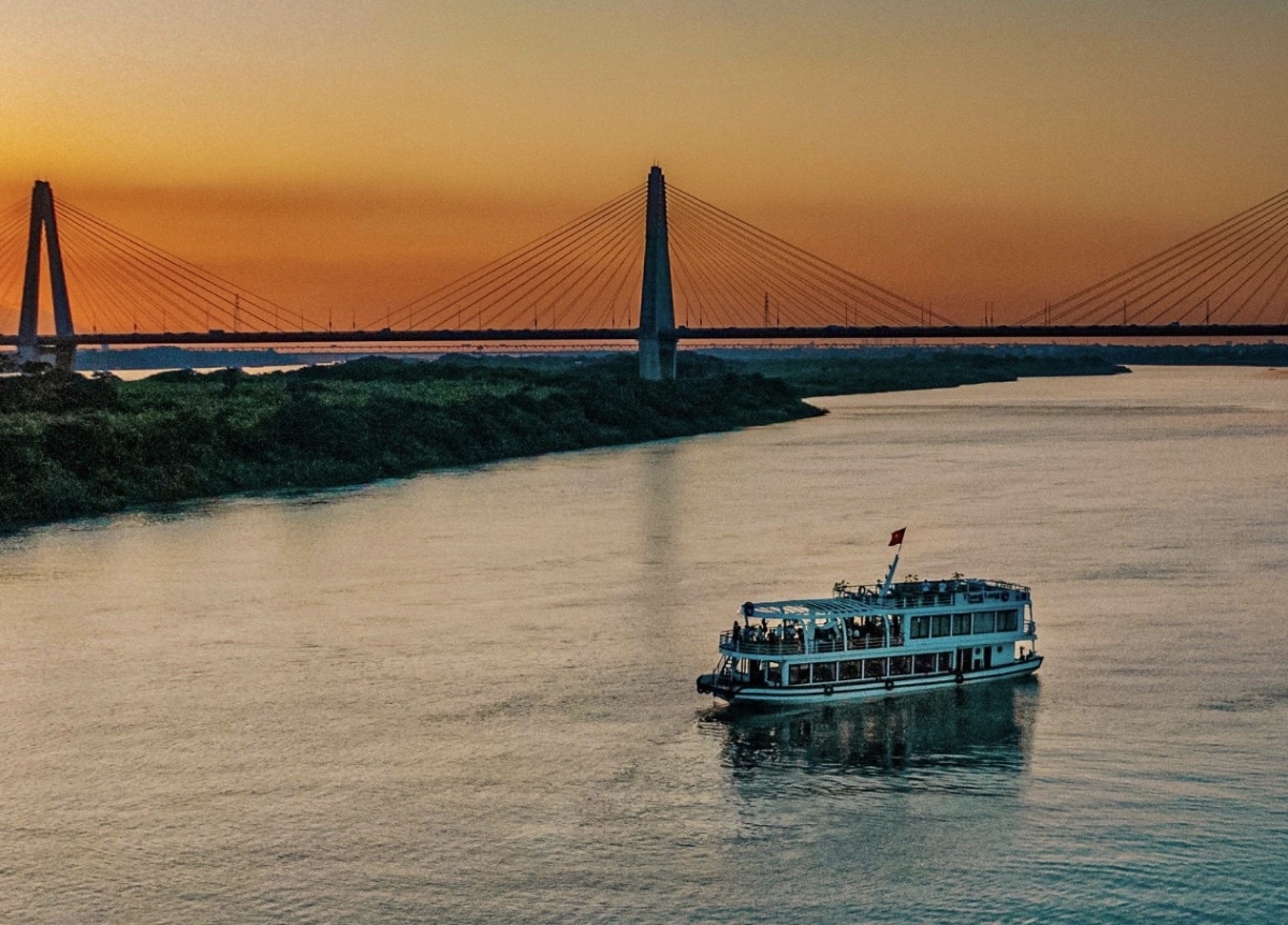Du lịch trên sông Hồng.