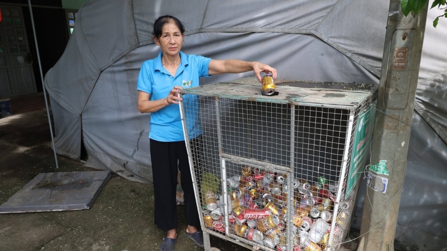 7 năm nay, ngày nào bà Nụ cũng thu gom vỏ chai, vỏ lon quyên góp cho các trẻ em có hoàn cảnh khó khăn. 