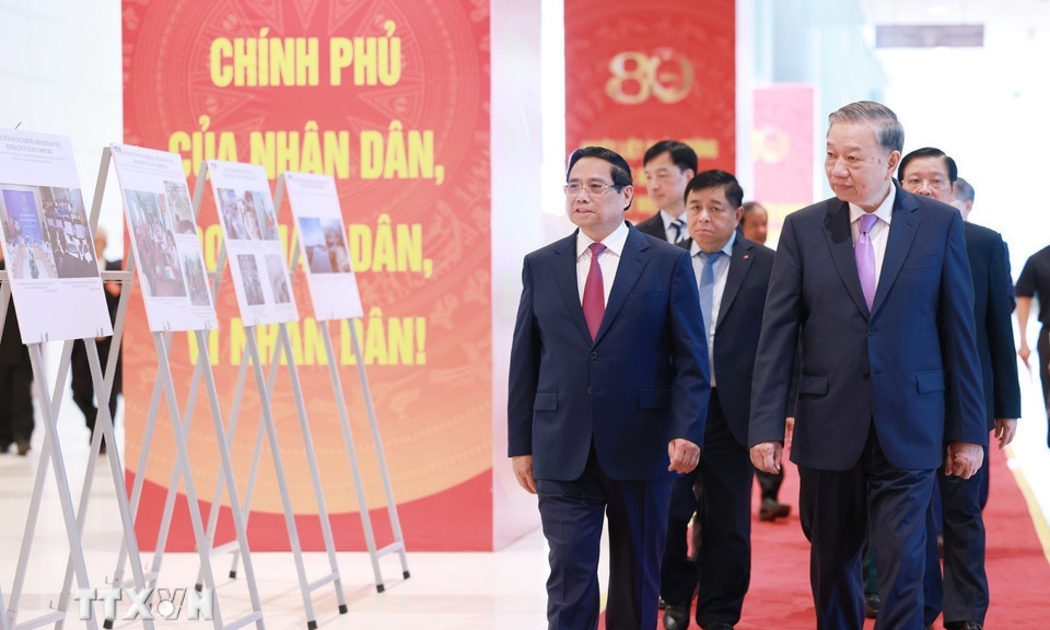 Tổng Bí thư Tô Lâm và Thủ tướng Phạm Minh Chính cùng các đại biểu tham quan trưng bày ảnh về hoạt động của Chính phủ qua các thời kỳ do TTXVN thực hiện. Ảnh: TTXVN