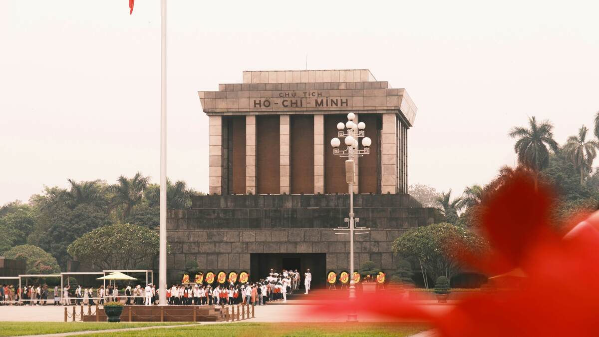 Lăng Chủ tịch Hồ Chí Minh và quảng trường Ba Đình lịch sử.