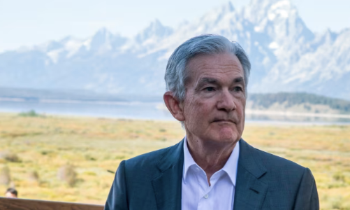 Áp lực bủa vây ông Powell