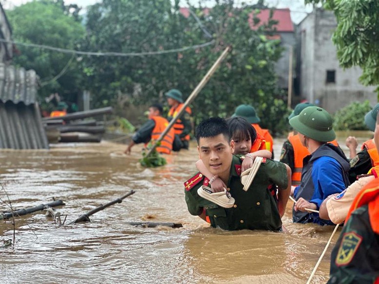 Các chiến sĩ công an hỗ trợ người dân xuyên ngày, trắng đêm di chuyển người và tài sản đến vùng an toàn.