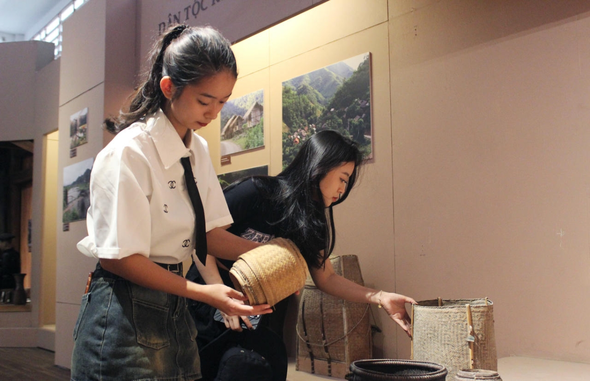 Các bạn trẻ đến tham quan bảo tàng Bảo tàng Nghệ An – Xô Viết Nghệ Tĩnh