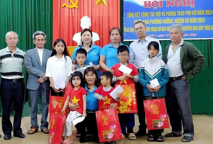 Số tiền từ bán phế liệu được mua quà trao cho các cháu có hoàn cảnh khó khăn.