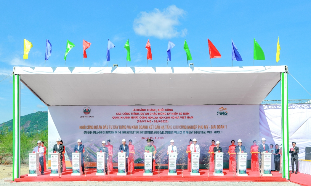 Lãnh đạo tỉnh Gia lai các đại biểu, nhà đầu tư thực hiện nghi thức khởi công, mở ra tương lai phát triển bền vững cho địa phương.