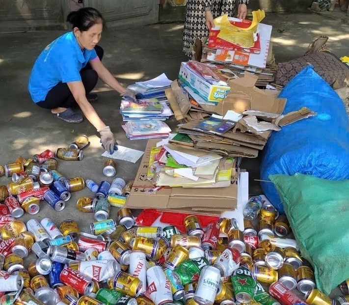 Bà Nụ thu gom phế liệu rồi bán lấy tiền ủng hộ các cháu mồ côi.