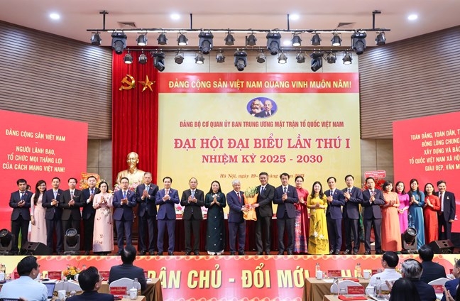 Ông Đỗ Văn Chiến, Ủy viên Bộ Chính trị, Bí thư Trung ương Đảng, Bí thư Đảng ủy Mặt trận Tổ quốc, các đoàn thể Trung ương, Chủ tịch Ủy ban Trung ương Mặt trận Tổ quốc Việt Nam cùng các đồng chí trong Ban Chấp hành nhận Quyết định của Ban Thường vụ Đảng ủy Mặt trận Tổ quốc, các đoàn thể Trung ương chỉ định tham gia Ban Chấp hành, Ban Thường vụ; chỉ định Bí thư, Phó Bí thư Đảng ủy Cơ quan Ủy ban Trung ương Mặt trận Tổ quốc Việt Nam nhiệm kỳ 2025-2030. Ảnh: mattran.org.vn.