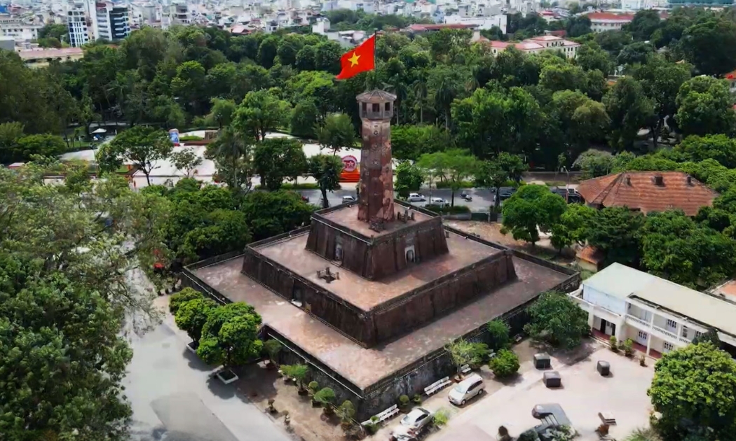Các tour du lịch gắn với Quốc khánh 2/9 hiện đang “nóng” lên từng ngày. Ảnh: Hoàng thành Thăng Long.