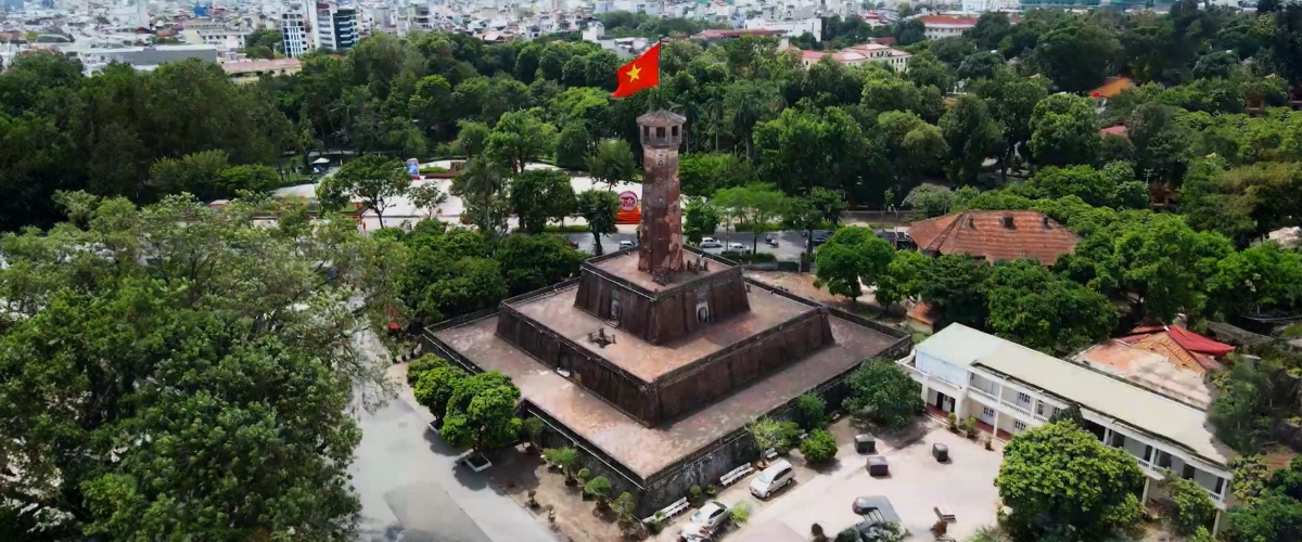 Các tour du lịch gắn với Quốc khánh 2/9 hiện đang “nóng” lên từng ngày. Ảnh: Hoàng thành Thăng Long.