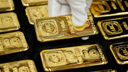 Vàng giảm giá vì đồng USD giữ đà tăng, SPDR Gold Trust bán ròng
