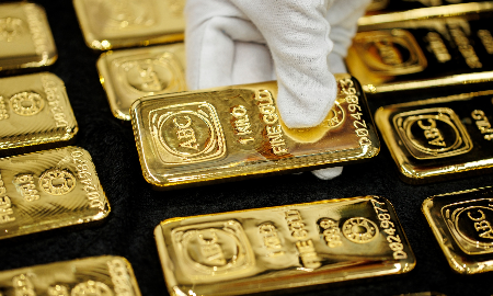 Vàng giảm giá vì đồng USD giữ đà tăng, SPDR Gold Trust bán ròng