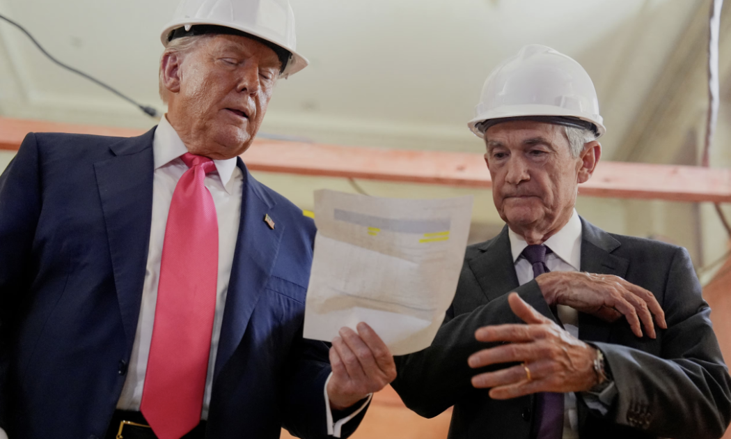 Tổng thống Mỹ Donald Trump (trái) và Chủ tịch Fed Jerome Powell khi ông Trump thăm công trình nâng cấp trụ sở Fed ở Washington DC, tháng 7/2025 - Ảnh: Reuters.