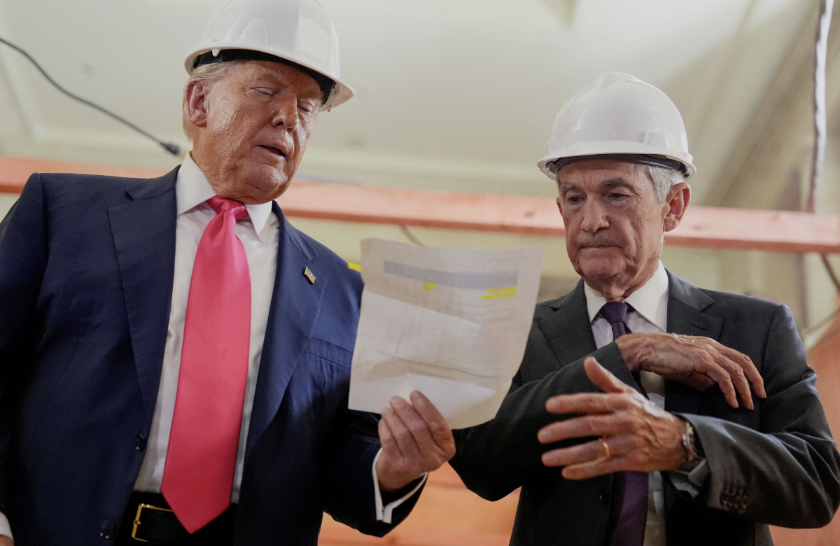 Tổng thống Mỹ Donald Trump (trái) và Chủ tịch Fed Jerome Powell khi ông Trump thăm công trình nâng cấp trụ sở Fed ở Washington DC, tháng 7/2025 - Ảnh: Reuters.