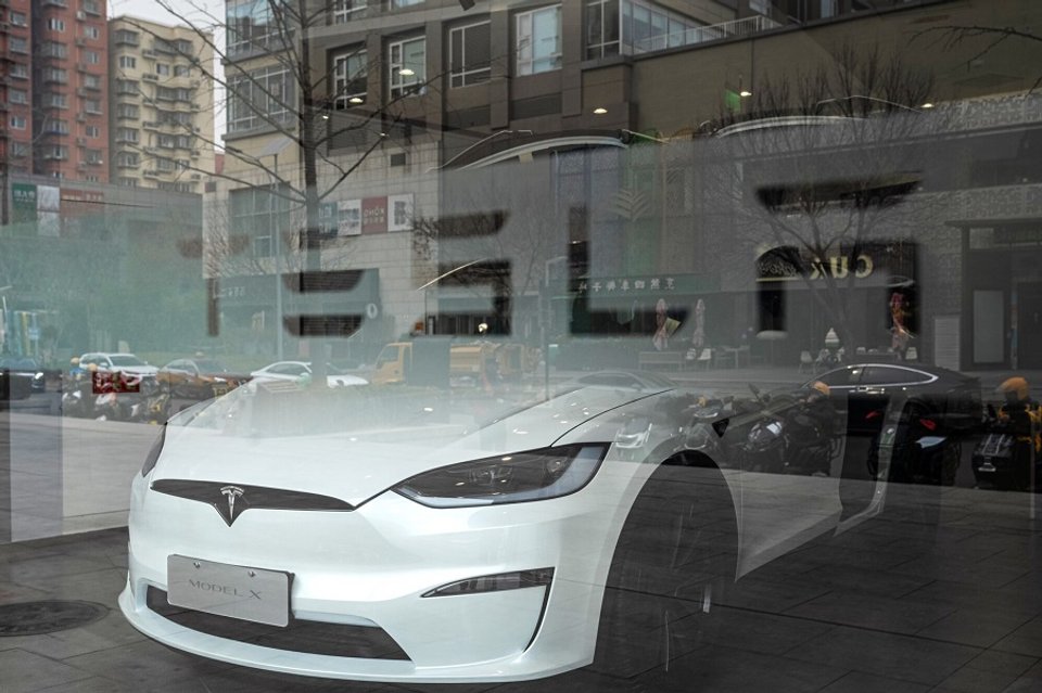 <i>Một chiếc xe điện Tesla Inc. Model X được trưng bày bên trong một trong những đại lý của công ty tại Bắc Kinh, Trung Quốc. Ảnh: Bloomberg.</i>
