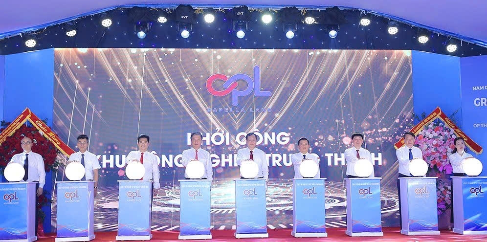 Các đại biểu nhấn nút khởi công xây dựng Trường Đại học xây dựng Hà Nội-Phân hiệu Hà Nam tại Khu Đại học Nam Cao.