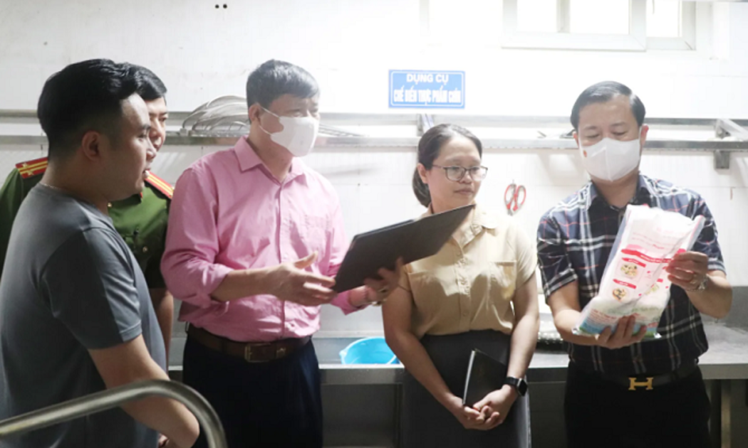 Kiểm tra công tác đảm bảo vệ sinh an toàn thực phẩm. Ảnh: Sở Y tế Hà Nội. 