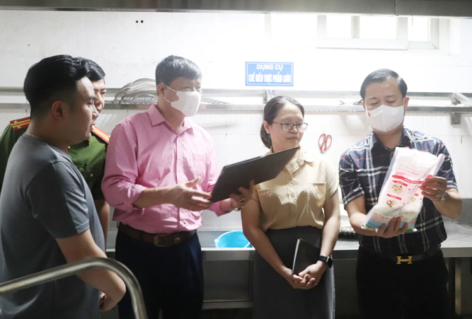 Kiểm tra công tác đảm bảo vệ sinh an toàn thực phẩm. Ảnh: Sở Y tế Hà Nội. 