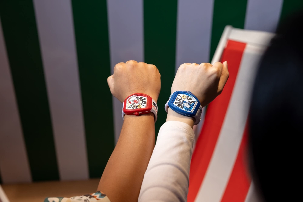 Sự hợp tác tiếp nối giữa Franck Muller và #FR2 mang đến những chú thỏ Fxxking Rabbits phong thái nghỉ dưỡng.