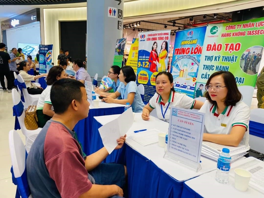 Người lao động được tư vấn, giới thiệu việc làm. Ảnh: TH. 