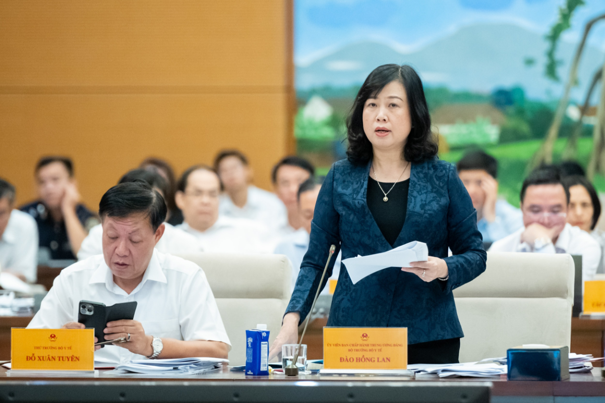 Bộ trưởng Bộ Y tế Đào Hồng Lan phát biểu. Ảnh: Quốc hội.