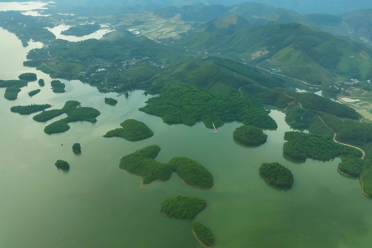 Vẻ đẹp hùng vĩ của Hồ Núi Cốc nhìn từ trên cao.