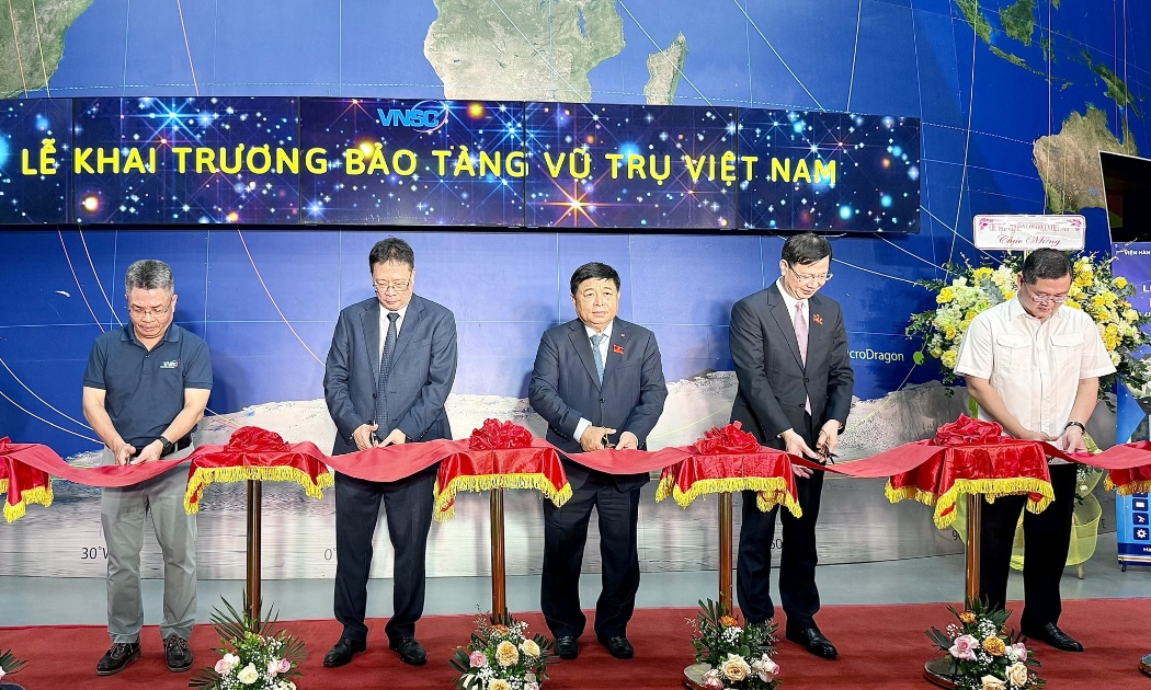 Phó Thủ tướng Nguyễn Chí Dũng (giữa) và các đại biểu cắt băng khai trương Bảo tàng Vũ trụ Việt Nam. Ảnh: VGP.