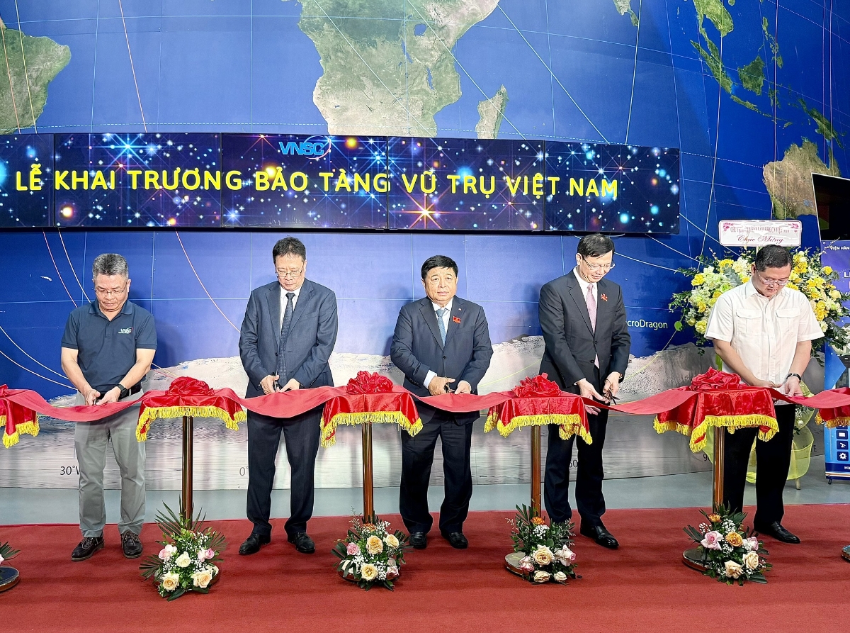 Phó Thủ tướng Nguyễn Chí Dũng (giữa) và các đại biểu cắt băng khai trương Bảo tàng Vũ trụ Việt Nam. Ảnh: VGP.
