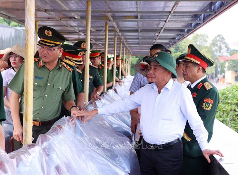 Thường trực Ban Bí thư Trần Cẩm Tú kiểm tra công tác chuẩn bị Lễ kỷ niệm 80 năm Cách mạng tháng Tám thành công và Quốc khánh tại khu vực Lăng Chủ tịch Hồ Chí Minh, Quảng trường Ba Đình. Ảnh: TTXVN