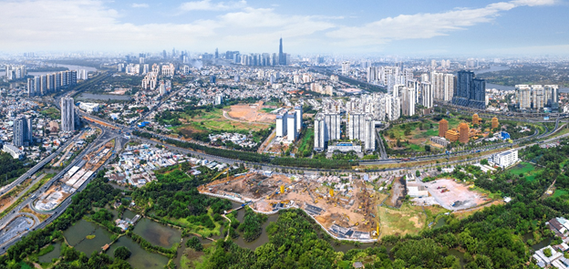 Khu Đông thuộc địa phận thành phố Thủ Đức cũ tiếp tục là điểm sáng dẫn dắt nguồn cung căn hộ của TP.HCM trong 2 quý cuối năm 2025. Ảnh: các dự án đang thi công rầm rộ trên trục đường Mai Chí Thọ.