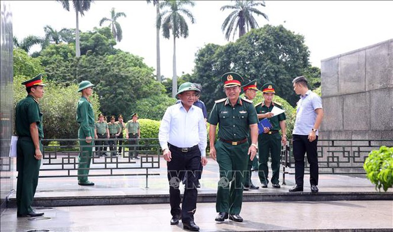 Thường trực Ban Bí thư Trần Cẩm Tú kiểm tra công tác chuẩn bị Lễ kỷ niệm 80 năm Cách mạng tháng Tám thành công và Quốc khánh tại khu vực Lăng Chủ tịch Hồ Chí Minh, Quảng trường Ba Đình. Ảnh: TTXVN