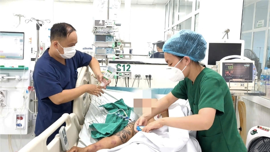 Bác sĩ thực hiện quy trình điều trị, chăm sóc bệnh nhân bị sốt rét ác tính.