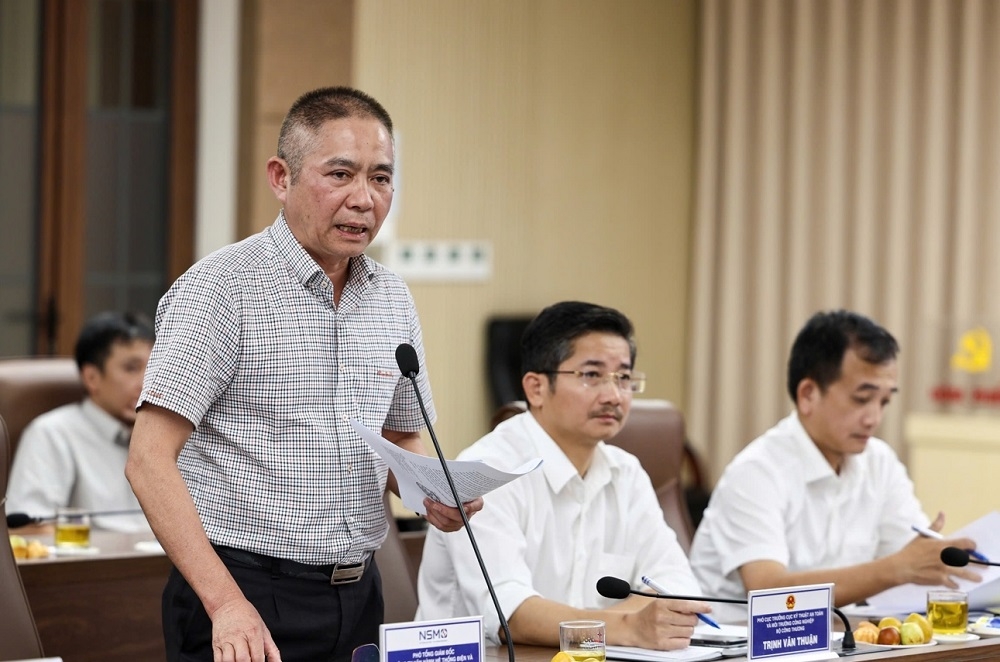 ông Vũ Xuân Khu, Phó Tổng giám đốc NSMO báo cáo về phương thức vận hành của hệ thống điện quốc gia và của Hà Nội trong dịp Đại lễ.