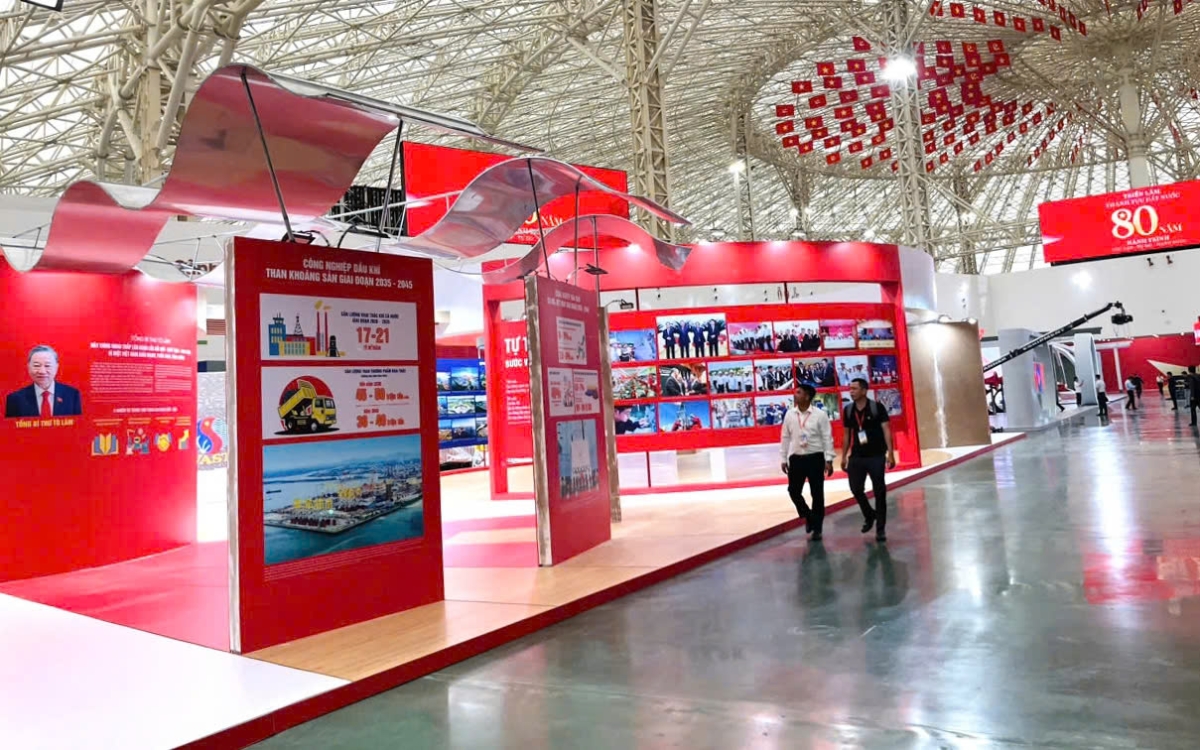 Gian triển lãm “80 năm Ngành Công Thương lớn mạnh cùng đất nước”.