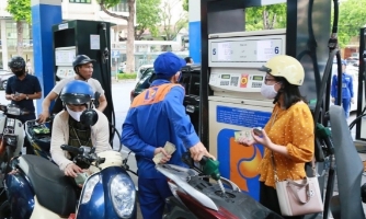 Giá xăng dầu tăng giảm trái chiều